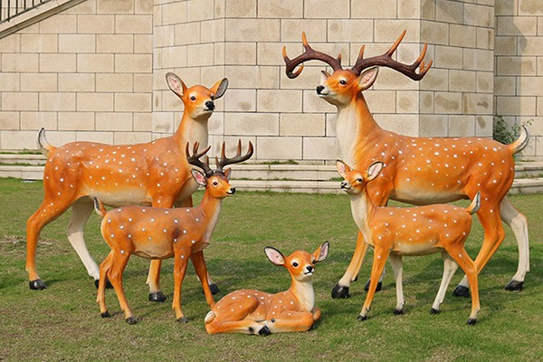 Lifelike Fiberglass Deer Sculpture Set – Custom Indoor Animal Statues for Hotel Lobbies, Galleries, and Commercial Spaces